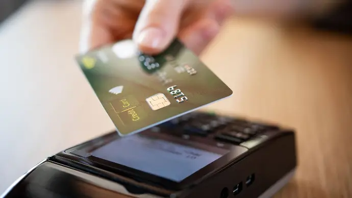 image of someone pay with card